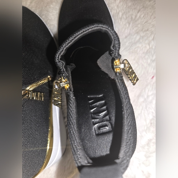 DKNY Donna Karan Black and Gold Sneakers NEW size 8.5 - Picture 6 of 11